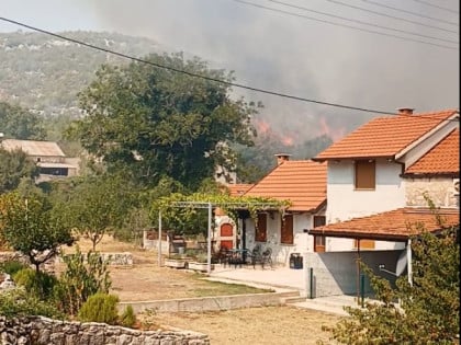 Borba sa vatrom kod Trebinja: Ugrožene kuće u Zupcima, požar uz put Trebinje-Dubrovnik