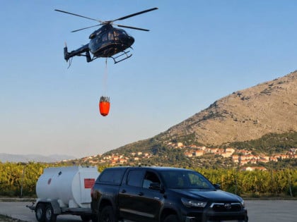 Vatra kod Trebinja i dalje gori, helikopter pomaže u gašenju