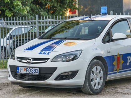 Procesuirane četiri osobe zbog isticanja zastave na policijsko vozilo