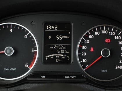Čemu služi mala strelica na kontrolnoj ploči u automobilu?