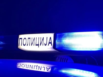 Аутомобил излетио са коловоза и ударио мајку са двоје дјеце