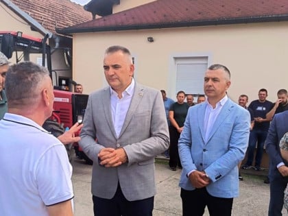 Минић: Више од 20 породица са троје и више дјеце добило „Беларус“ тракторе