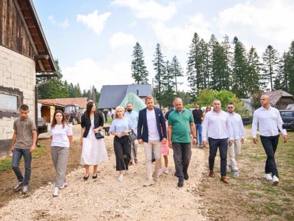 Stanivuković posjetio proizvođače mlijeka u Han Pijesku: Mitrovićima obezbijeđen laktofriz od 500 litara