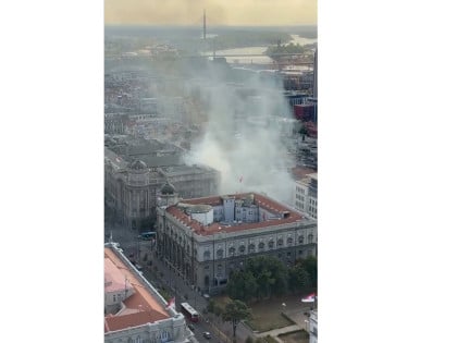 Požar u blizini Vlade Srbije (VIDEO)