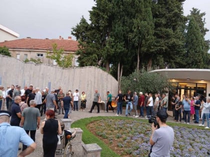 Građani Trebinja odali počast generalu Mladiću, sutra otvaranje Knjige žalosti