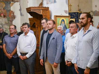 Stanivuković, Blanuša i Božović na molitnevnom pomenu preminulom generalu Ratku Mladiću