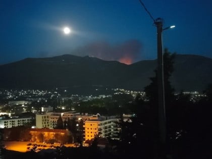 Пожар изнад Требиња пријети изворишту „Врело око“ и требињском Водоводу