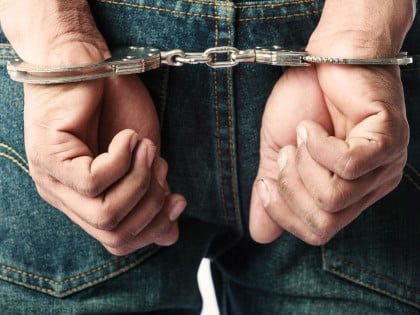 Bijeljinac konzumirao kokain pred policajcima, pa ih napao