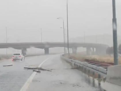 Град паралисао саобраћај код Прњавора, возачи зауставили аутомобиле на ауто-путу