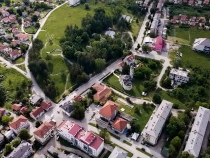 Неугодан мирис се шири Дрваром: Грађани се жале на пецкање очију и гушење