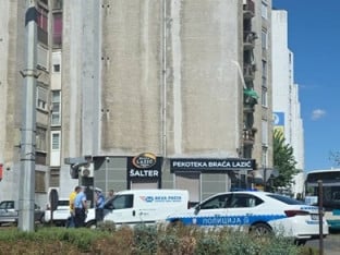 Фасада са зграде пала на возило брзе поште у Бијељини