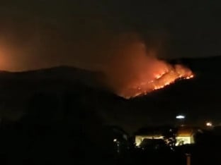 Јак пожар у шуми код Бањалуке: Ватрогасци се боре са ватром на неприступачном терену