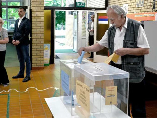 Ванредни избори у Србији: Грађани на биралиштима 25. октобра