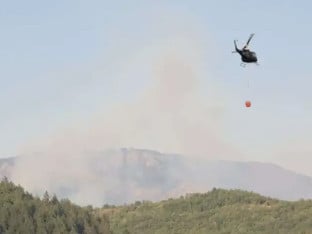 Хеликоптери Оружаних снага гасе пожаре код Бихаћа, Калесије, Дрвара и Прозора