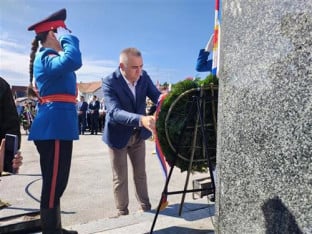 Минић на Новом Зејтинлику положио вијенац погинулим борцима