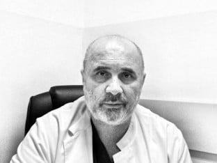 Положени вијенци код споменика доктору Миодрагу Лазићу