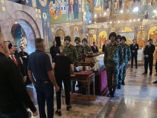 Ковчег са тијелом генерала Младића изложен у цркви Светог Луке, грађани у мимоходу
