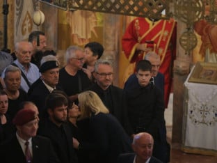 Porodica generala Mladića uz njegov odar