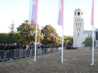 Hiljade građana u koloni odaju počast generalu Mladiću