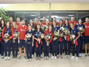 Одбојкаши са цвијећем дочекали одбојкашице