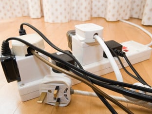 Продужни кабл није за све уређаје: Прикључивање ова четири апарата може изазвати пожар