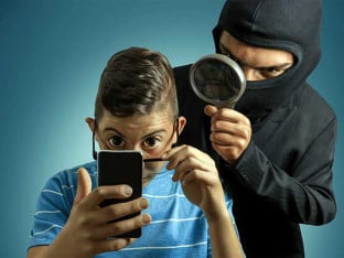 Ваш телефон вас шпијунира: Како апликације краду приватне податке