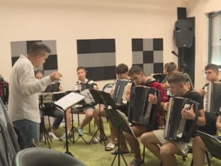 Оркестар хармоника "Скај глори" из Приједора наступа на Свјетском такмичењу у Италији