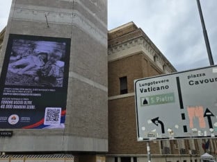 Слике српских жртава на улицама Рима: Истина стигла надомак Ватикана