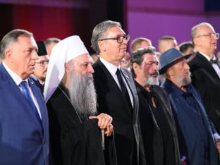 Вучић уручио одликовања: Без обзира на границе, морамо остати један народ