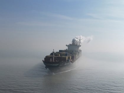 Танкер погођен са три пројектила код Омана: Нове тензије око Ормуског мореуза