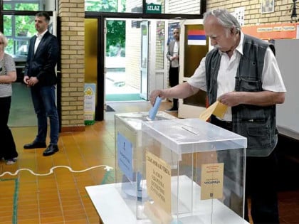 Vanredni izbori u Srbiji: Građani na biralištima 25. oktobra