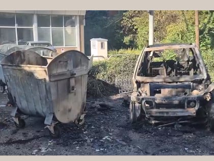 U Kraljevu na više lokacija zapaljeni kontejneri, vatra se proširila i na vozila