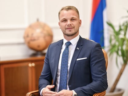 Станивуковић: Кладионице уз школе могу, а униформе и здрава ужина не могу?