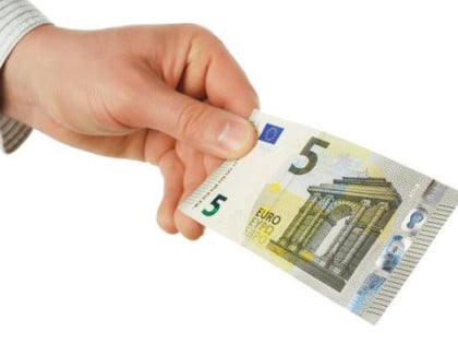 Понудио пет евра мита, кажљен са 1.500 КМ: Возач камиона осуђен у Бањалуци