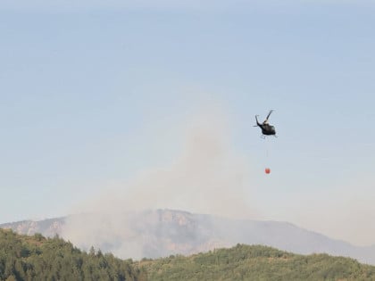 Хеликоптер ОС ангажован на гашењу пожара на подручју Мркоњић Града