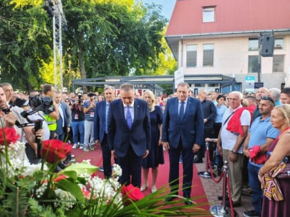 Karan, Cvijanović, Dodik i Minić položili vijence u Šamcu