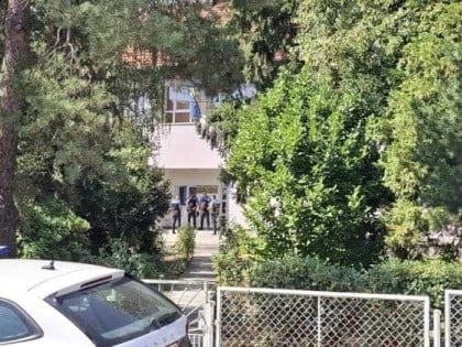 Дјевојчица (15) предата Тужилаштву: Ножем напала двије ученице испред школе у Тузли