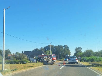 Стравична несрећа код Дервенте: Ауто на крову, погинула једна особа