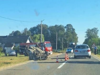 Стравична несрећа код Дервенте: Ауто на крову, погинула једна особа