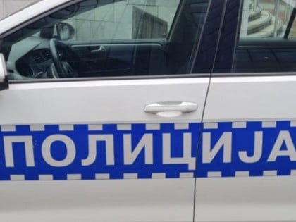Хапшење у Гацку због насилничког понашања: Аутом улетио у круг предузећа