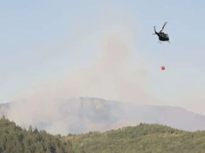 Хеликоптери Оружаних снага гасе пожаре код Бихаћа, Калесије, Дрвара и Прозора