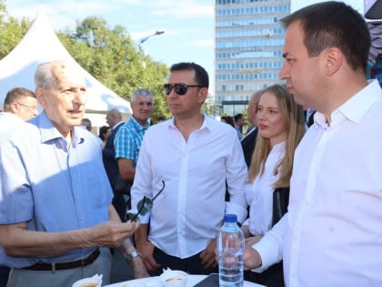Селак са грађанима на Тргу Крајине: Политика мора да буде међу људима