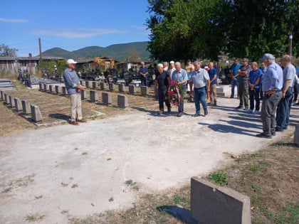 Вијенци и бесједа на Партизанском спомен-гробљу у Рогатици