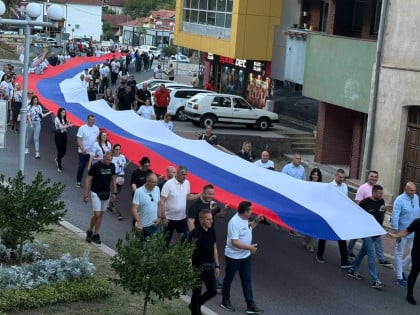 Развијена тробојка дуга 75 метара: Уједињена Српска из Сребренице поручила да једина има план за опстанак малих општина