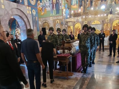 Ковчег са тијелом генерала Младића изложен у цркви Светог Луке, грађани у мимоходу