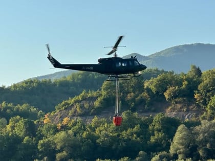 Helikopteri Oružanih snaga gase požare u Drvaru i Bihaću
