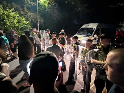 Напето у Британији: Стотине десничара блокирало долазак азиланата