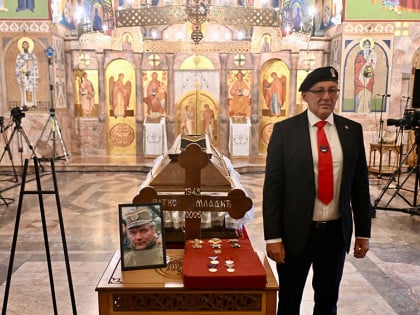 UŽIVO  Oproštaj od generala Mladića: Povorka krenula ka groblju, zastave Srbije i Republike Srpske na kovčegu (VIDEO)