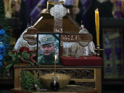 Молитве и свијеће за генерала Младића у манастиру Острог