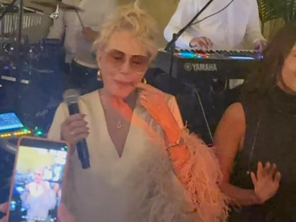 Лепа Брена се огласила након „отимања“ микрофона Џејли Рамовић: Њена порука све насмијала